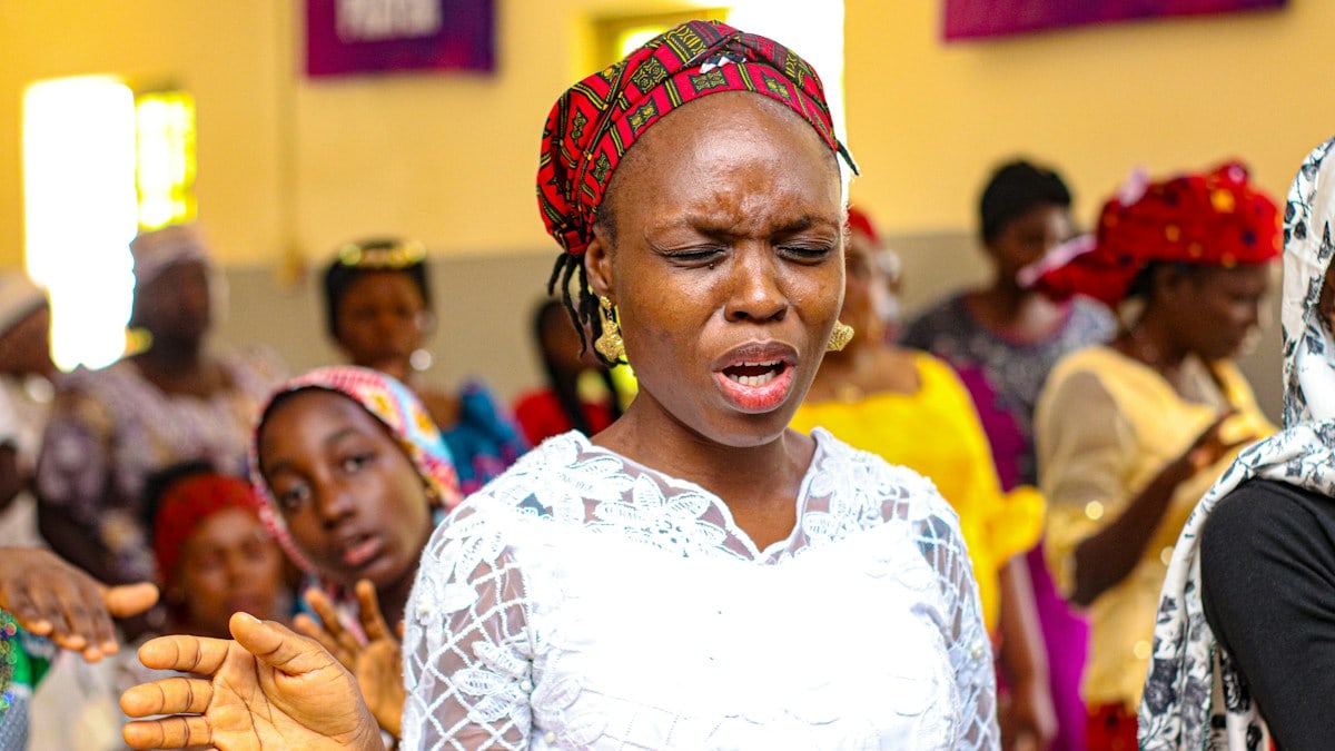 African woman praying